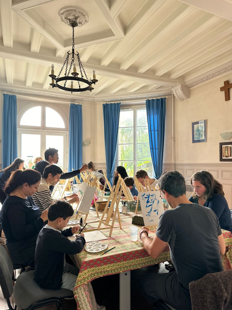 Familles en train de s'exprimer artistiquement