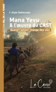 Couverture du livre "Mana Yevu et l'œuvre du CAST". Des enfants marchent dans la campagne africaine avec leurs cartables sur le dos pour aller à l'école, en direction du soleil levant.
